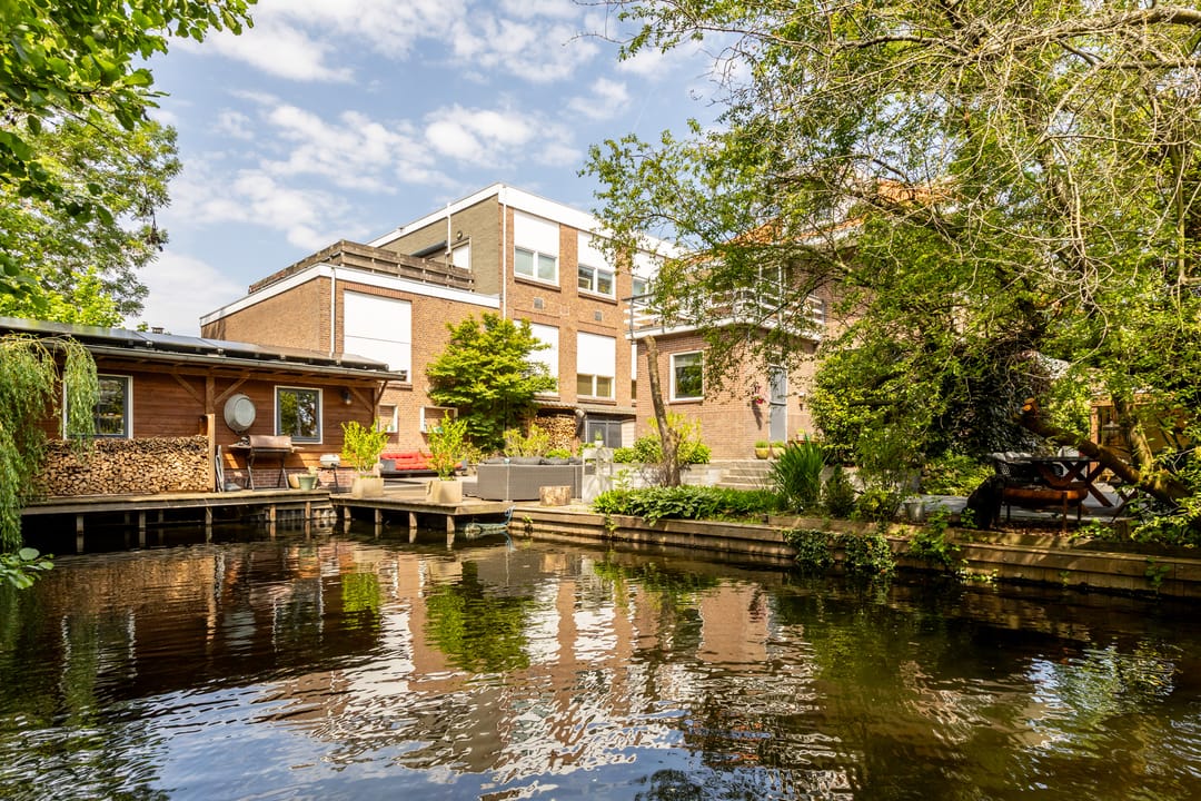 Charming 1930s Waterfront Detached House with Modern Luxury — 68