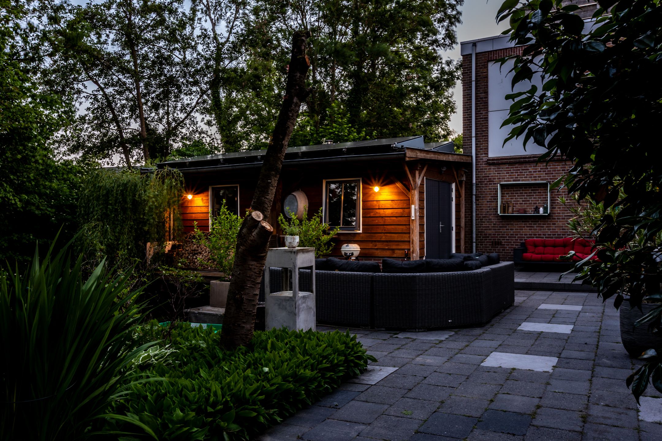 Charming 1930s Waterfront Detached House with Modern Luxury — 81