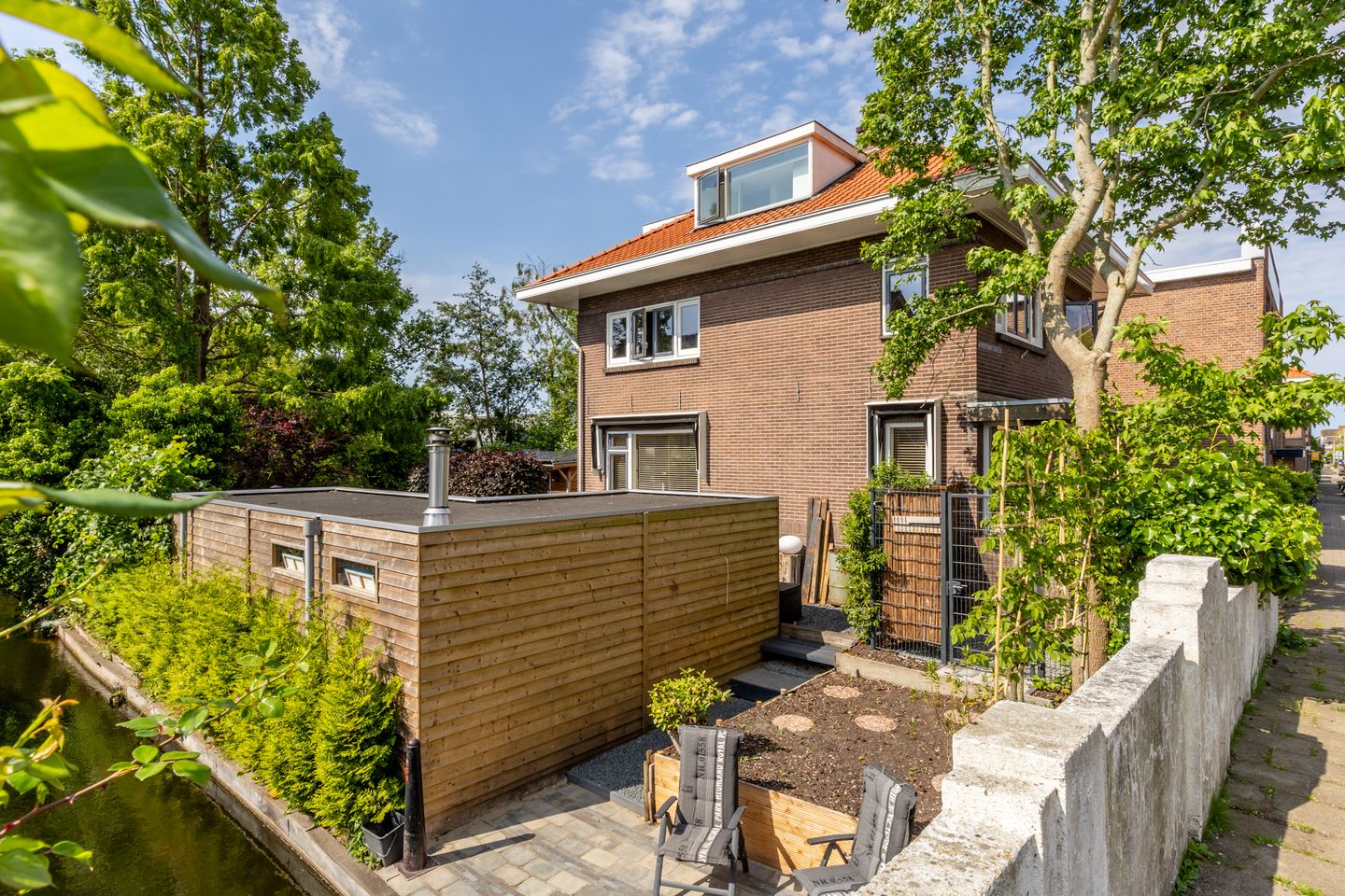 Charming 1930s Waterfront Detached House with Modern Luxury — 65