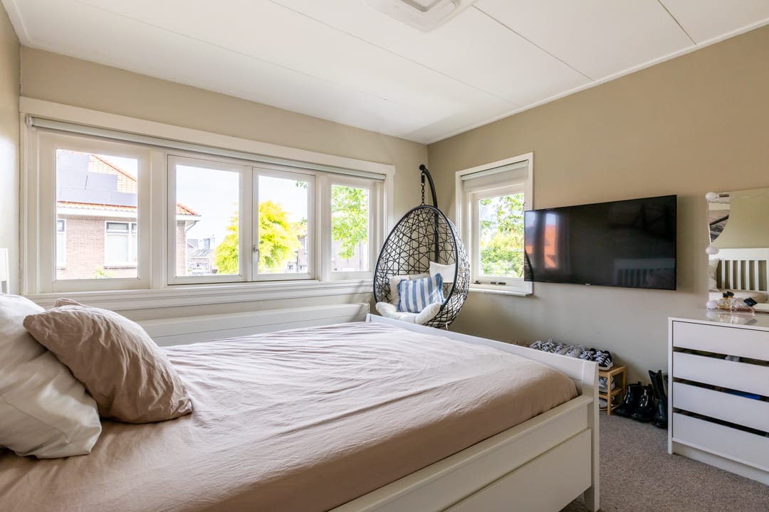 Charming 1930s Waterfront Detached House with Modern Luxury — 22