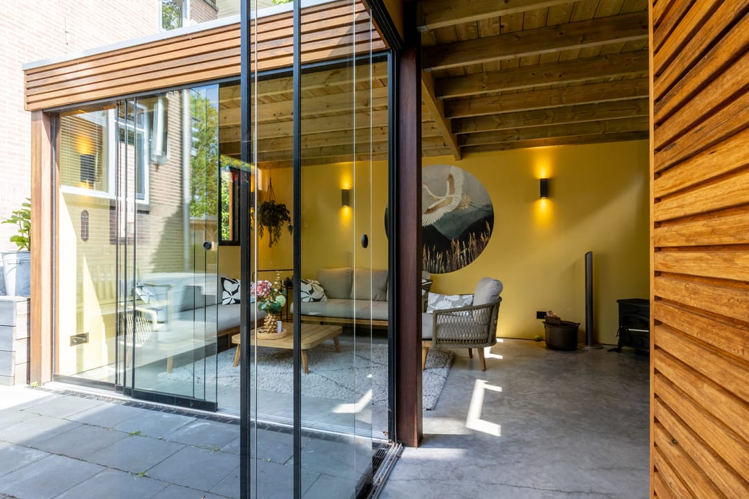 Charming 1930s Waterfront Detached House with Modern Luxury — 58