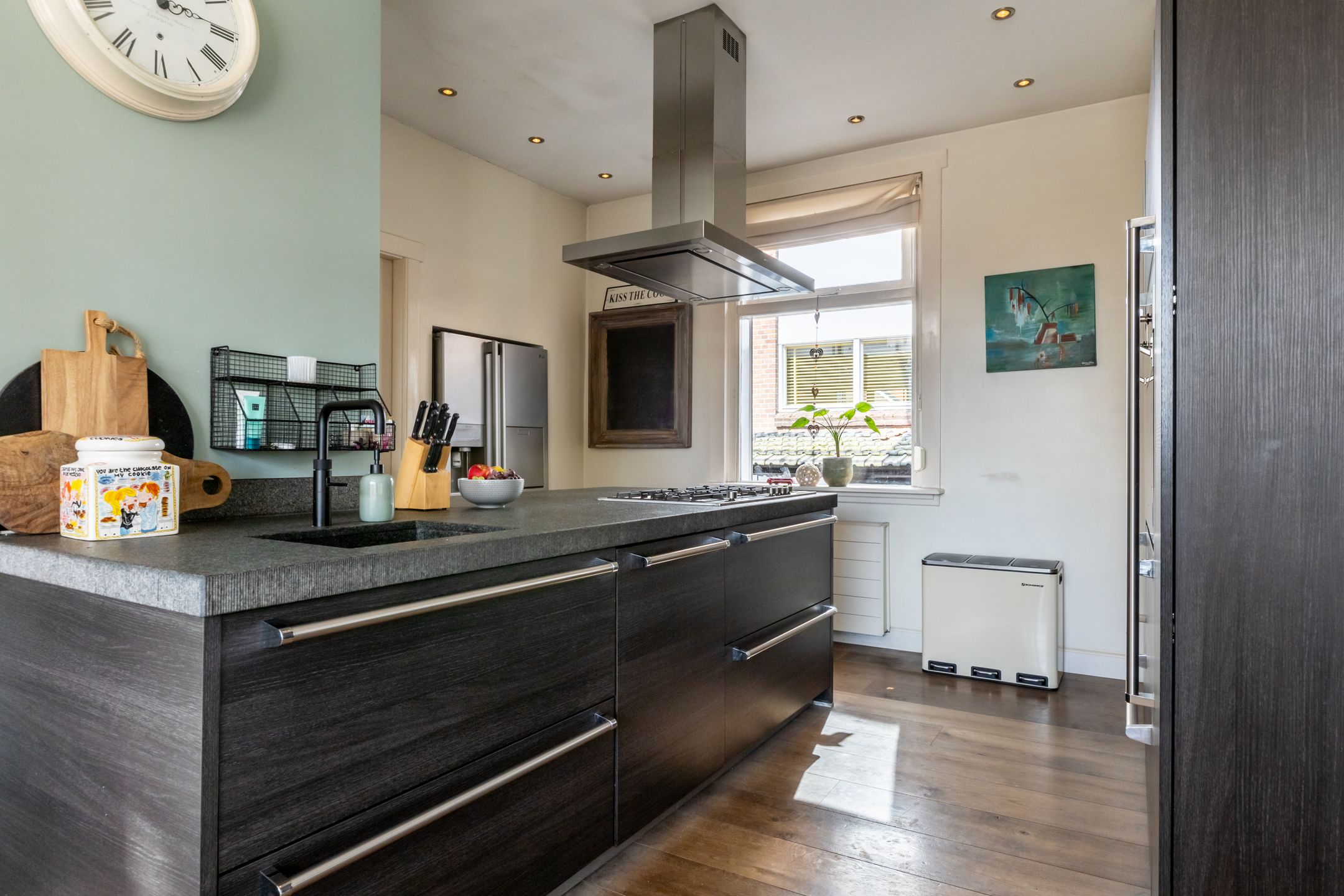 Charming 1930s Waterfront Detached House with Modern Luxury — 15