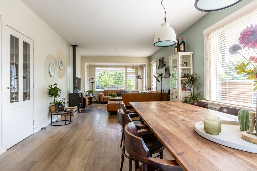 Charming 1930s Waterfront Detached House with Modern Luxury — 13