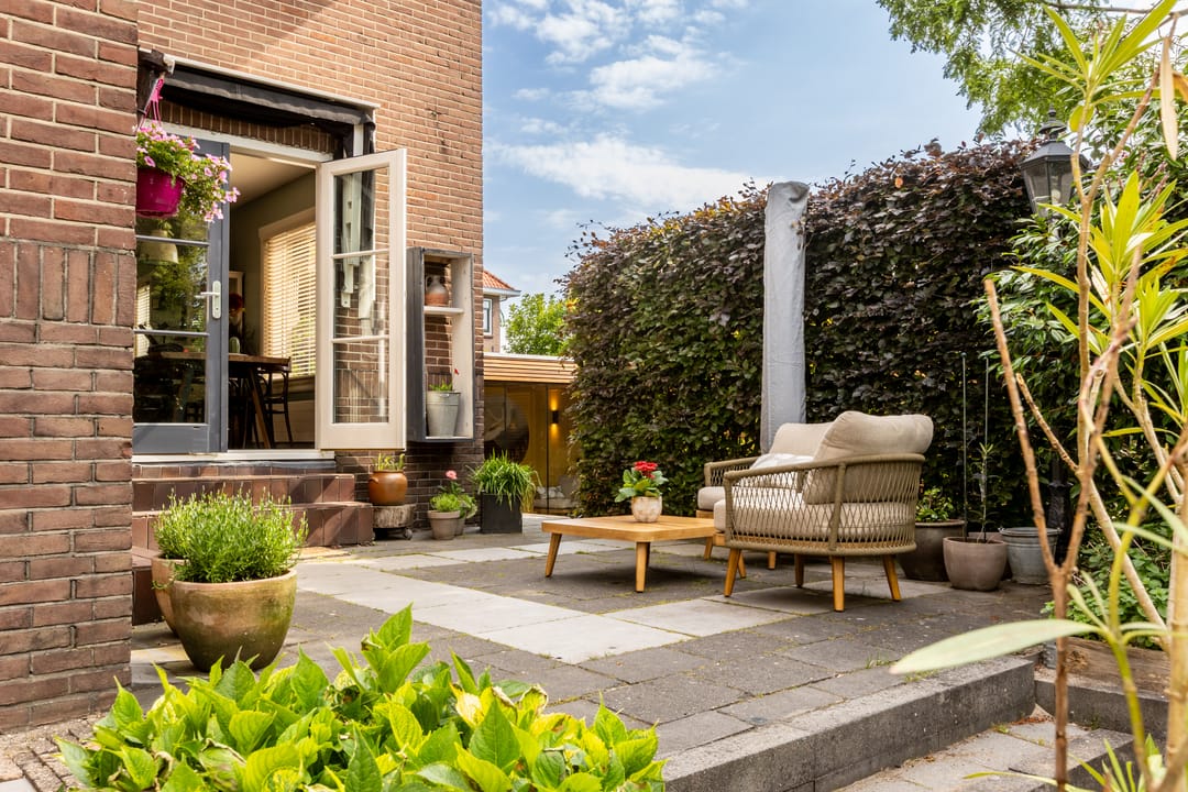 Charming 1930s Waterfront Detached House with Modern Luxury — 53