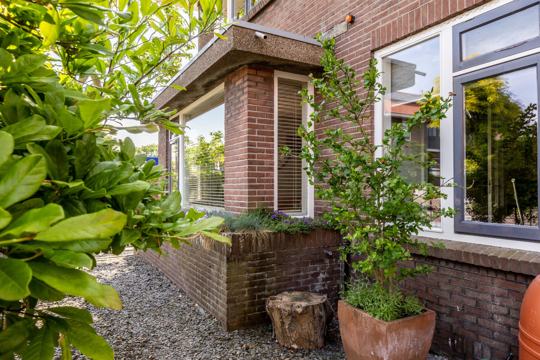 Charming 1930s Waterfront Detached House with Modern Luxury — 69
