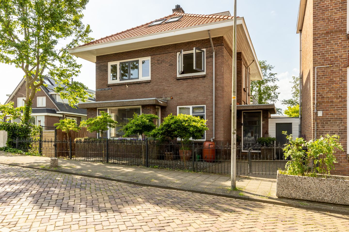 Charming 1930s Waterfront Detached House with Modern Luxury — 70
