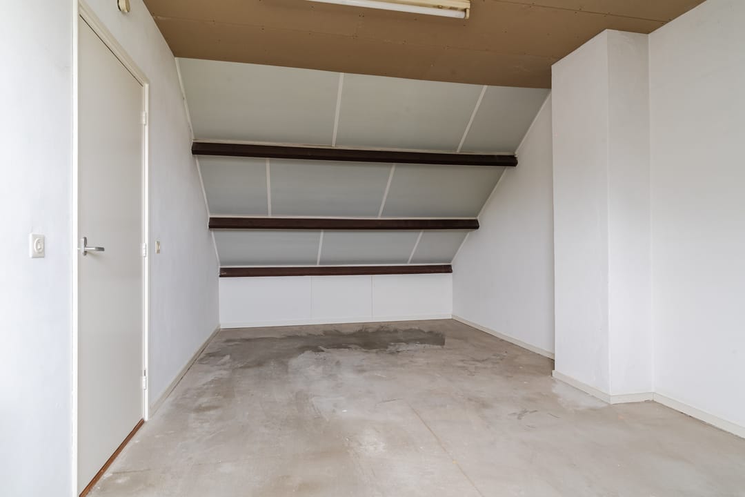 Spacious End Terraced House with Four Bedrooms in Family-Friendly IJpelaar Neighborhood — 37