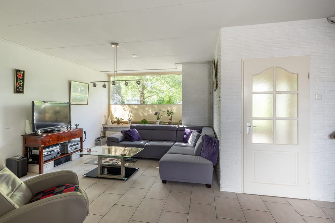 Spacious Five-Bedroom Terraced Home with Garage and Garden in Maassluis — 11