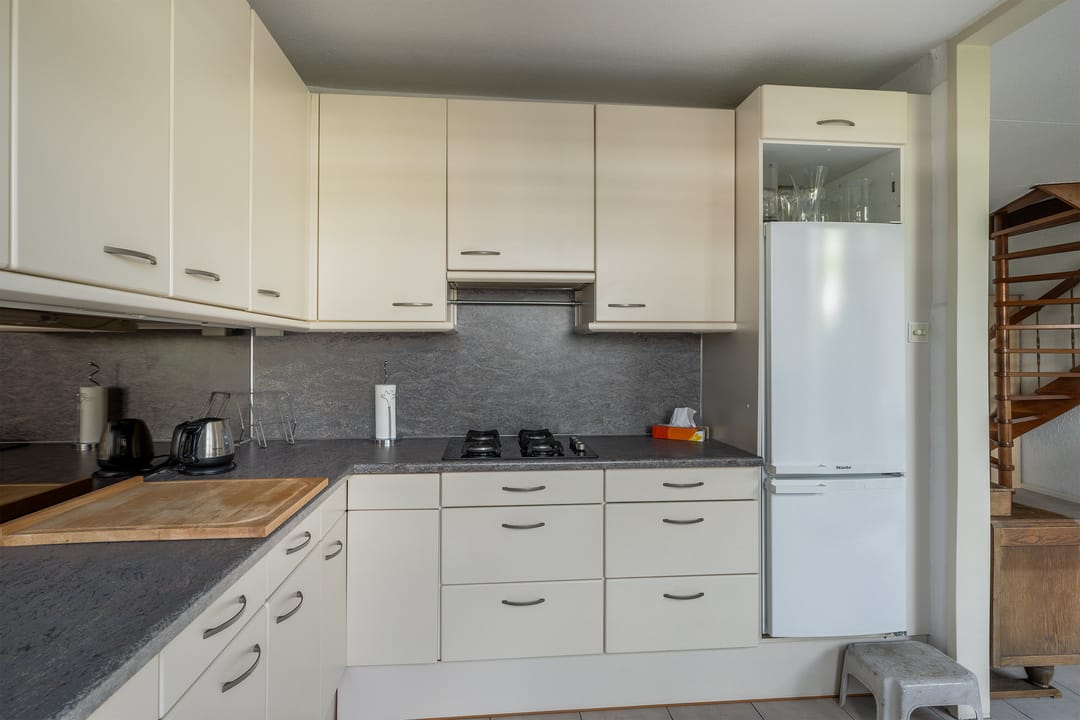 Spacious Five-Bedroom Terraced Home with Garage and Garden in Maassluis — 16