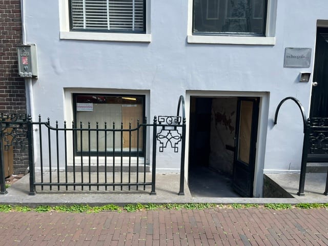 View photo 2 of Spuistraat 283