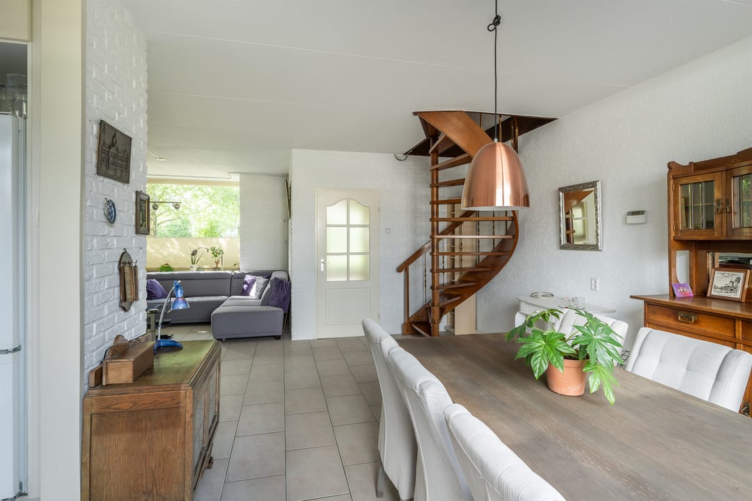 Spacious Five-Bedroom Terraced Home with Garage and Garden in Maassluis — 17