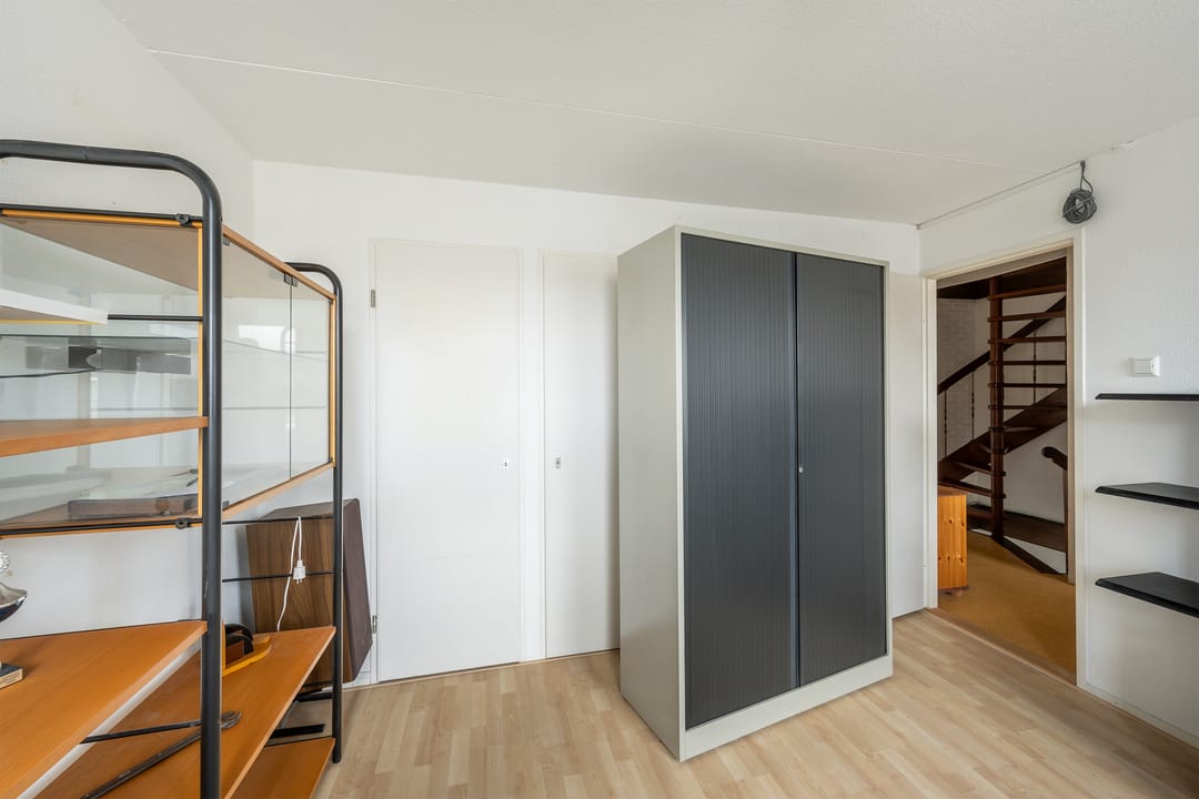 Spacious Five-Bedroom Terraced Home with Garage and Garden in Maassluis — 26