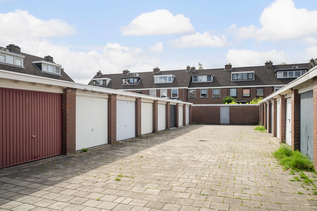 Spacious Five-Bedroom Terraced Home with Garage and Garden in Maassluis — 41