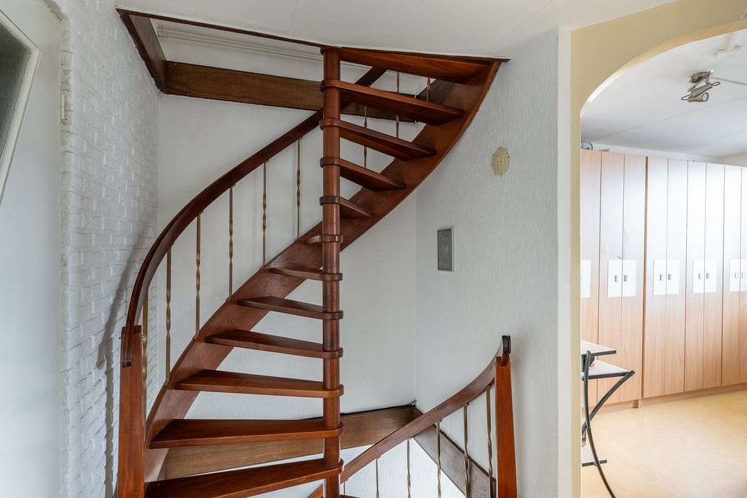 Spacious Five-Bedroom Terraced Home with Garage and Garden in Maassluis — 32