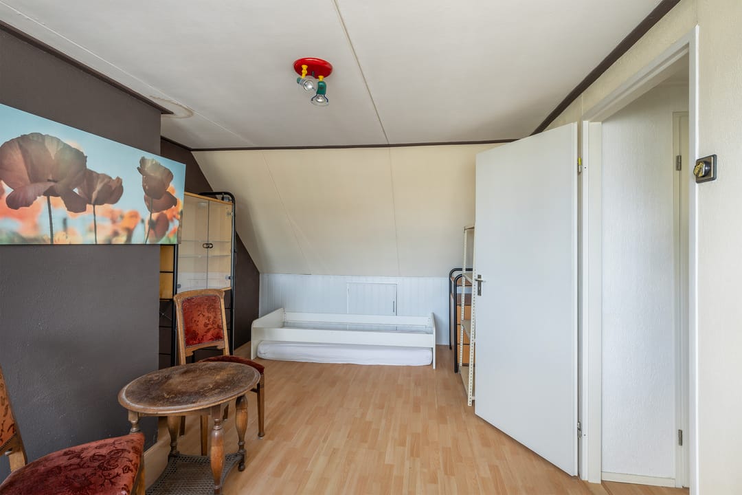 Spacious Five-Bedroom Terraced Home with Garage and Garden in Maassluis — 37