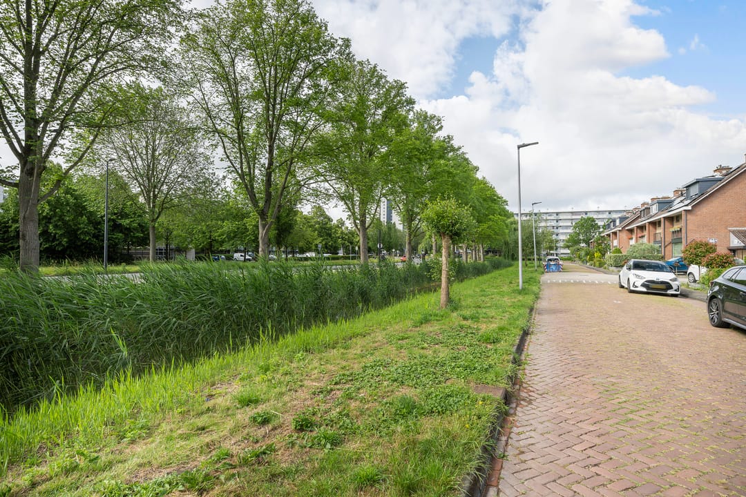 Spacious Five-Bedroom Terraced Home with Garage and Garden in Maassluis — 43
