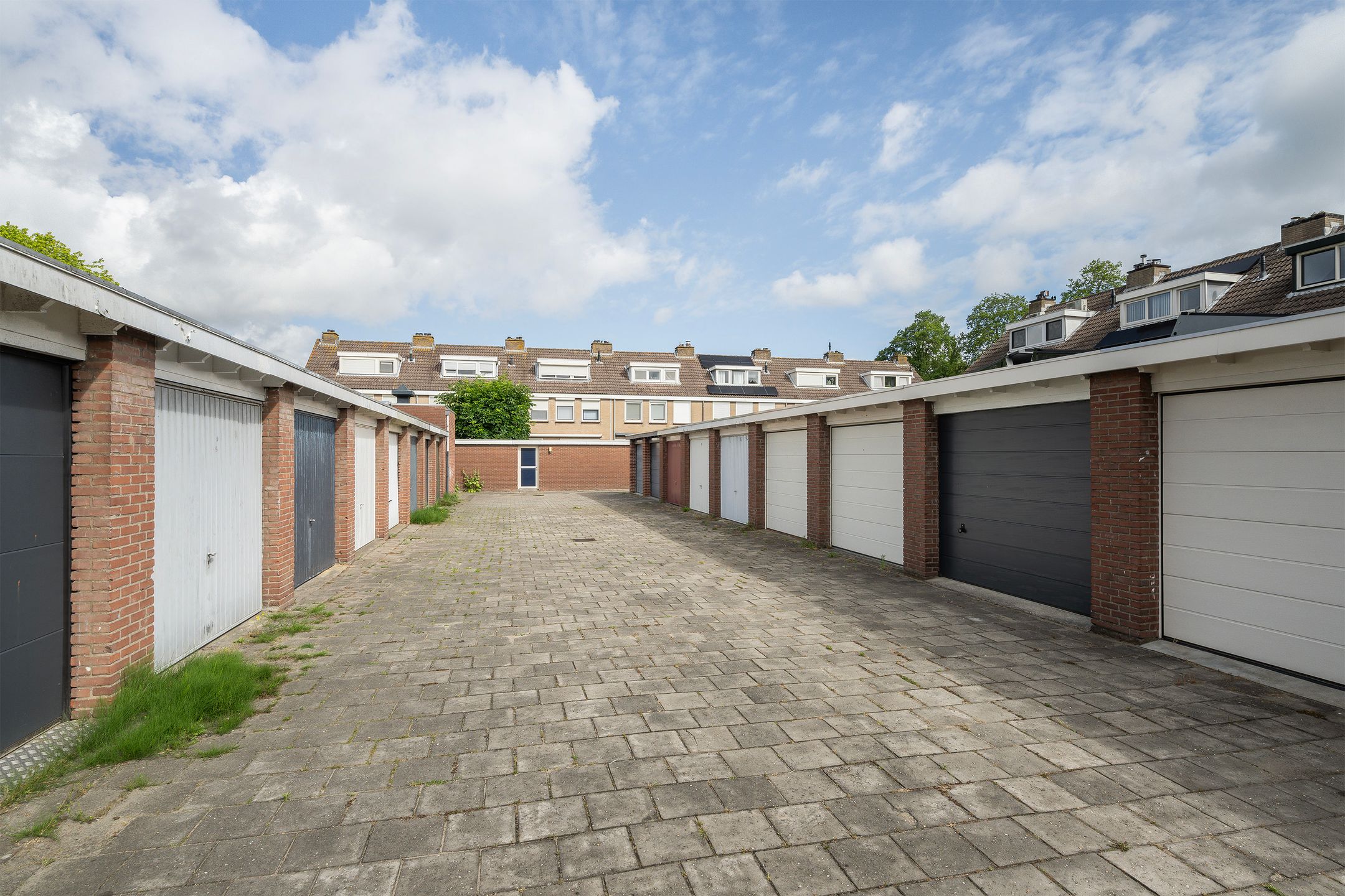 Spacious Five-Bedroom Terraced Home with Garage and Garden in Maassluis — 42