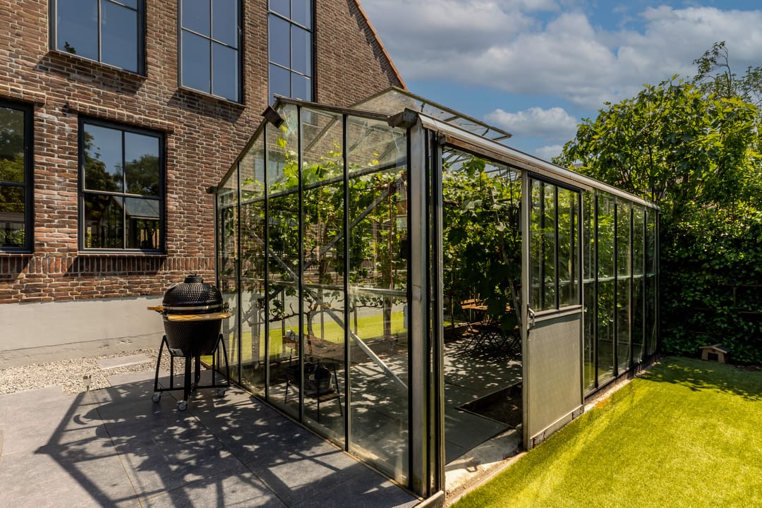 Historic Wine Warehouse Converted into Unique Canal-Side Residence with Guest Apartment and Practice Space — 73