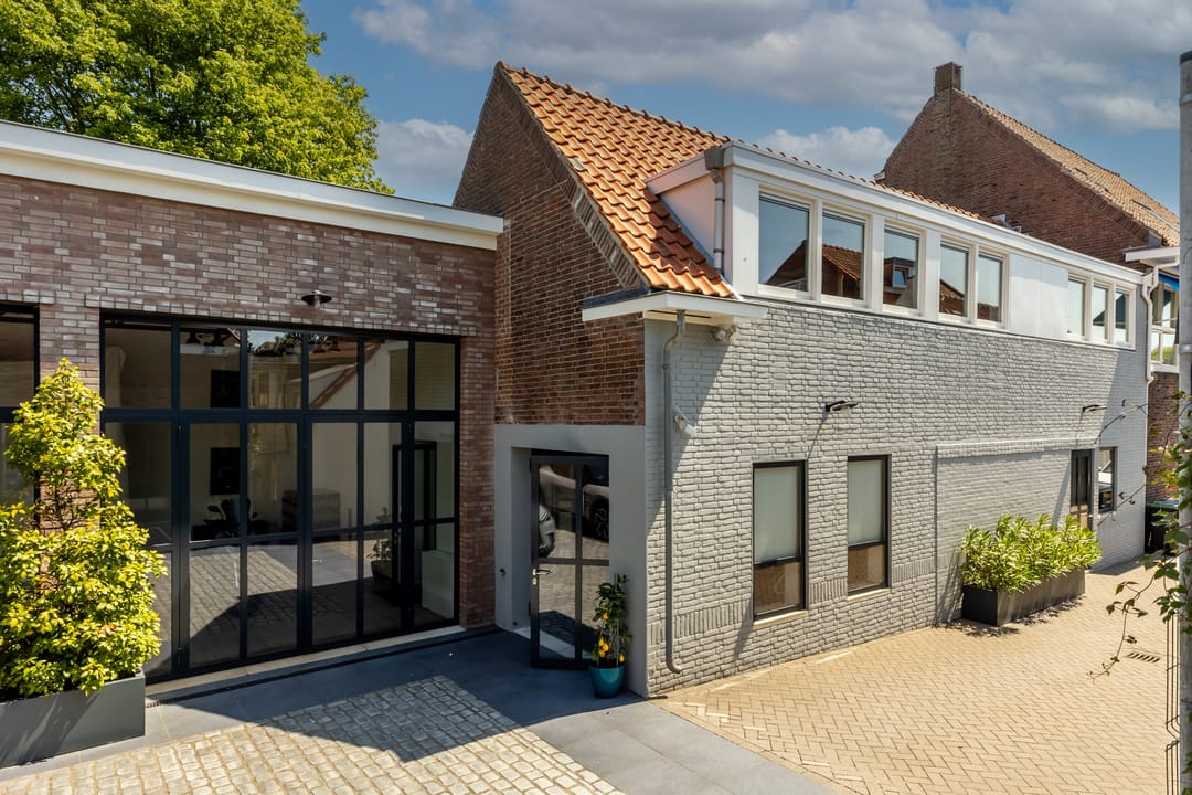 Historic Wine Warehouse Converted into Unique Canal-Side Residence with Guest Apartment and Practice Space — 58
