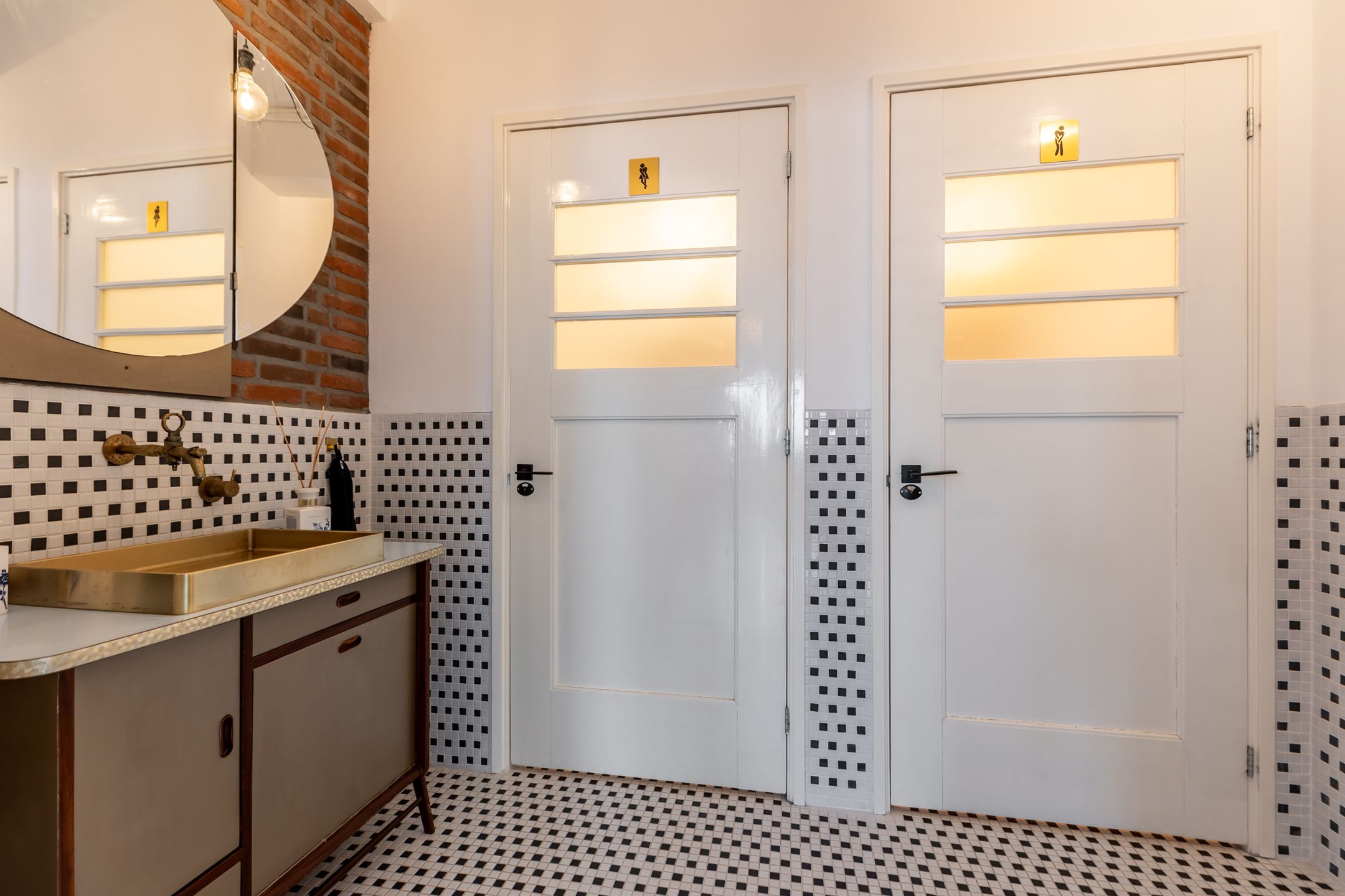 Historic Wine Warehouse Converted into Unique Canal-Side Residence with Guest Apartment and Practice Space — 24
