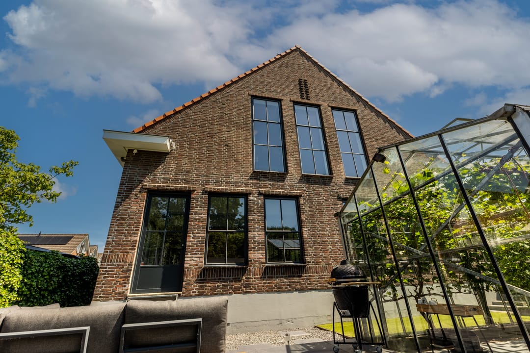 Historic Wine Warehouse Converted into Unique Canal-Side Residence with Guest Apartment and Practice Space — 71