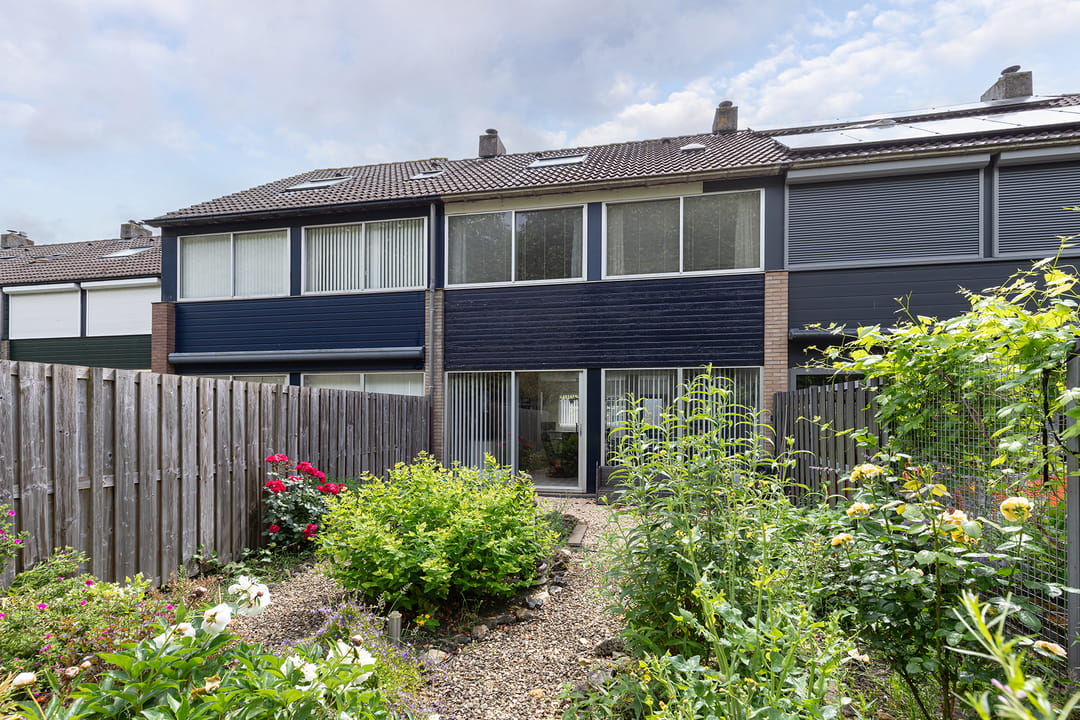 Spacious Terraced House with Four Bedrooms and Private Parking in Green Middenpolder — 26