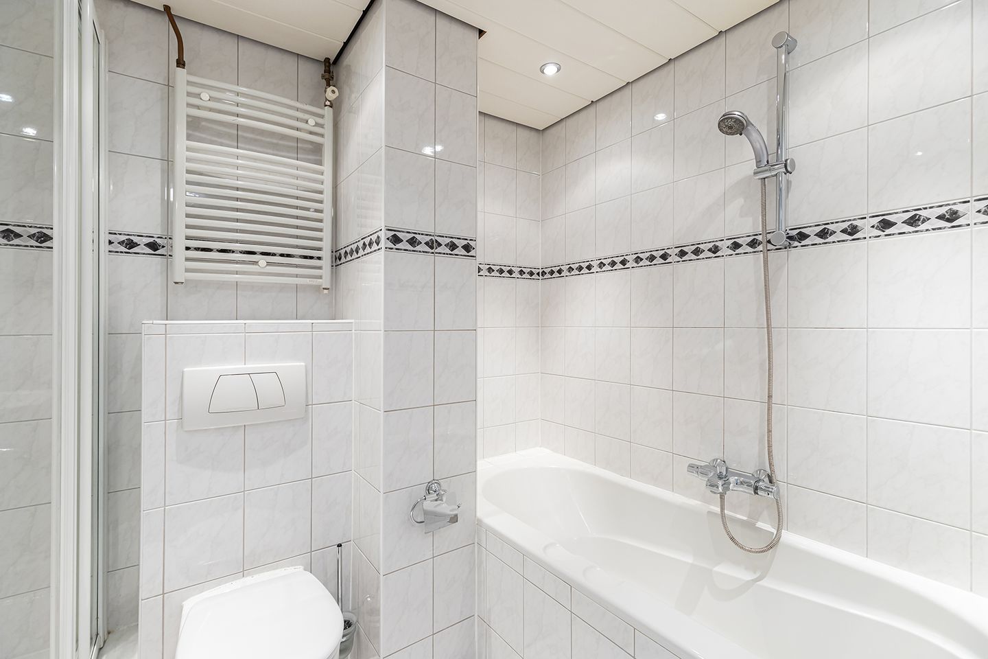 Spacious Terraced House with Four Bedrooms and Private Parking in Green Middenpolder — 20