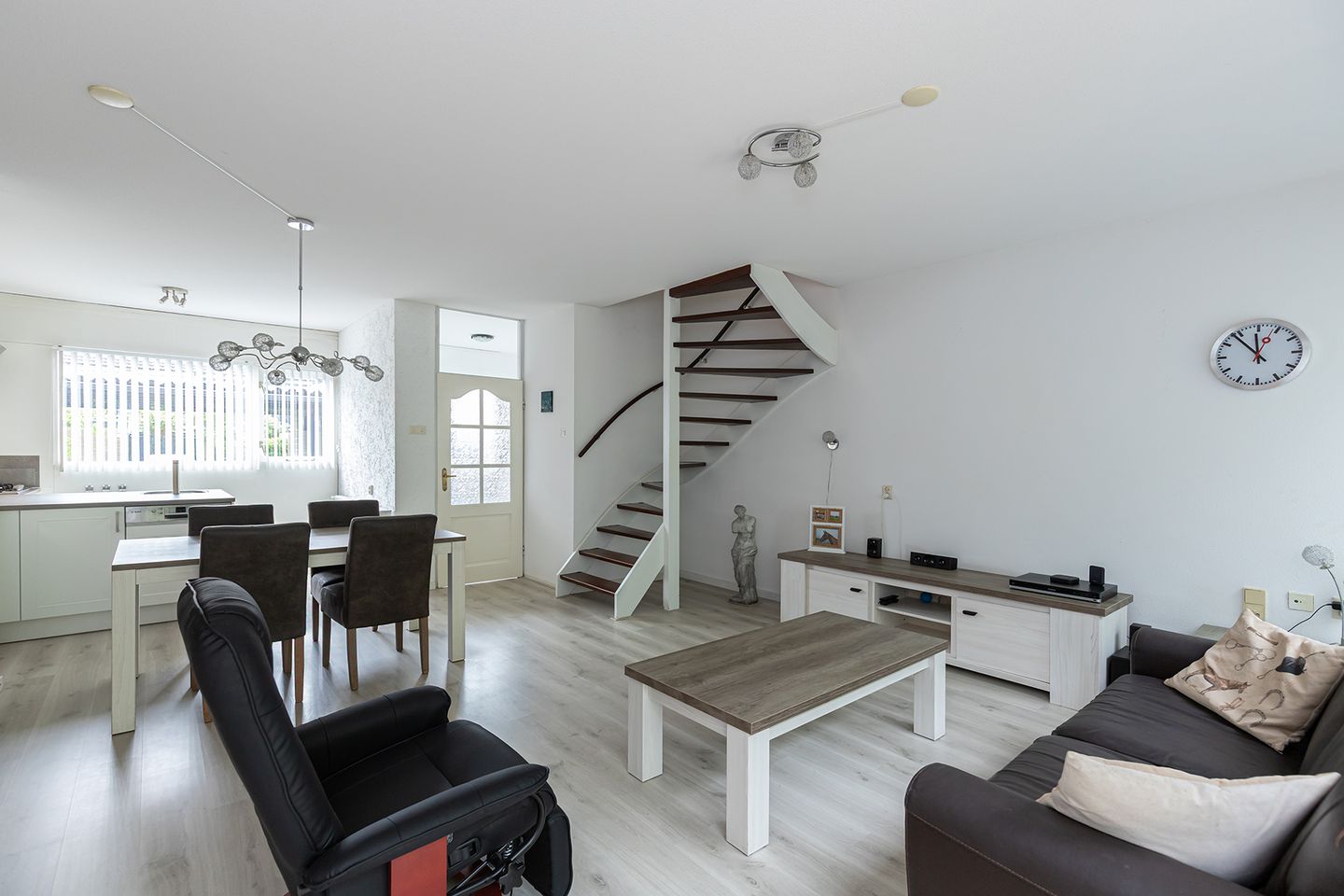 Spacious Terraced House with Four Bedrooms and Private Parking in Green Middenpolder — 10