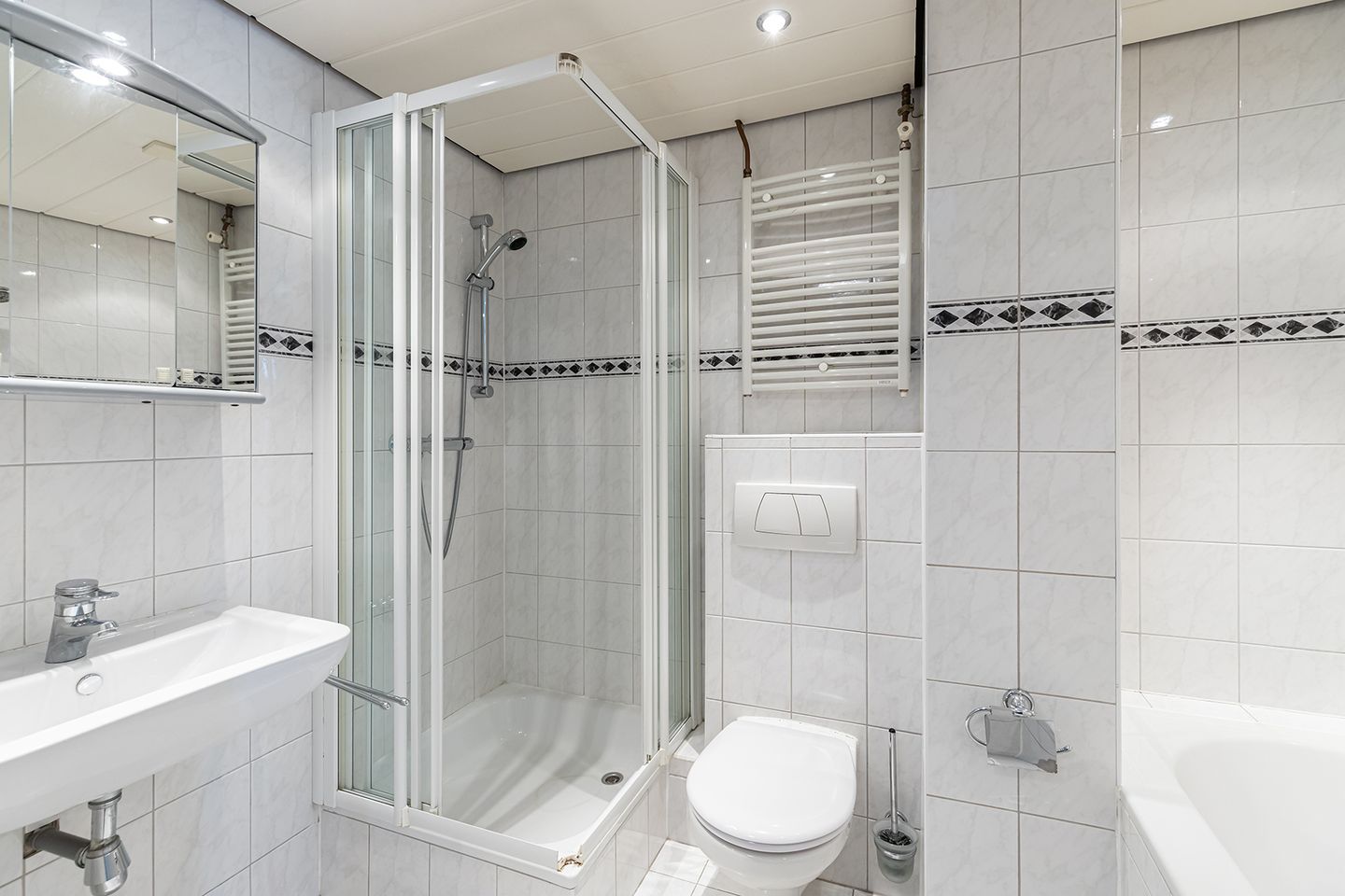 Spacious Terraced House with Four Bedrooms and Private Parking in Green Middenpolder — 19