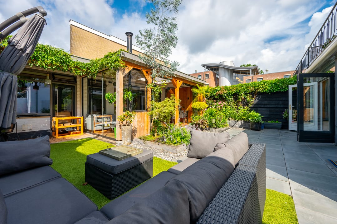 Spacious Semi-Detached Family Home with Versatile Outbuilding in Green Zeist Location — 41
