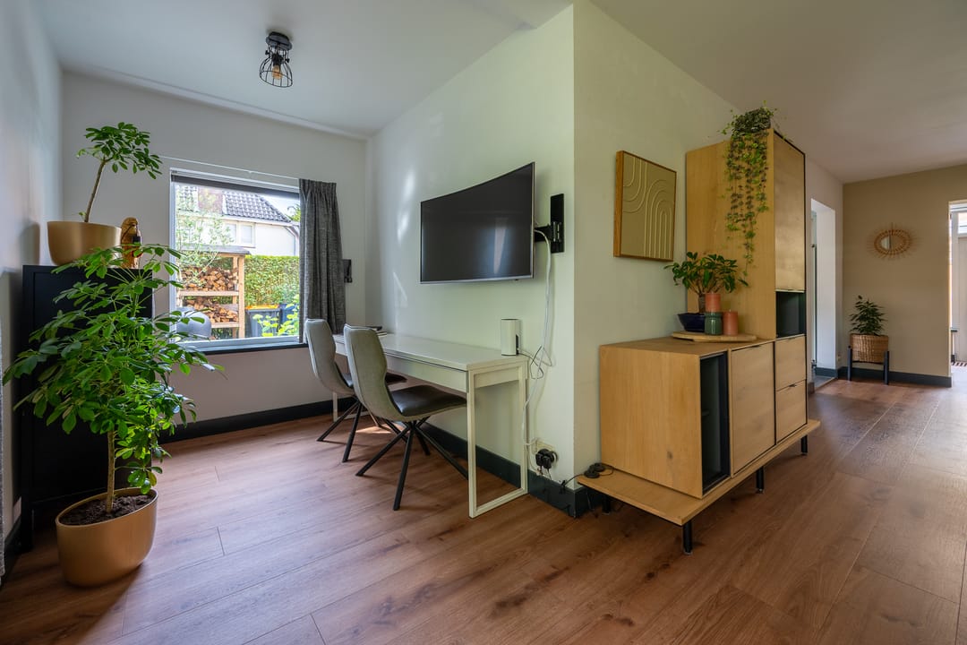 Spacious Semi-Detached Family Home with Versatile Outbuilding in Green Zeist Location — 8