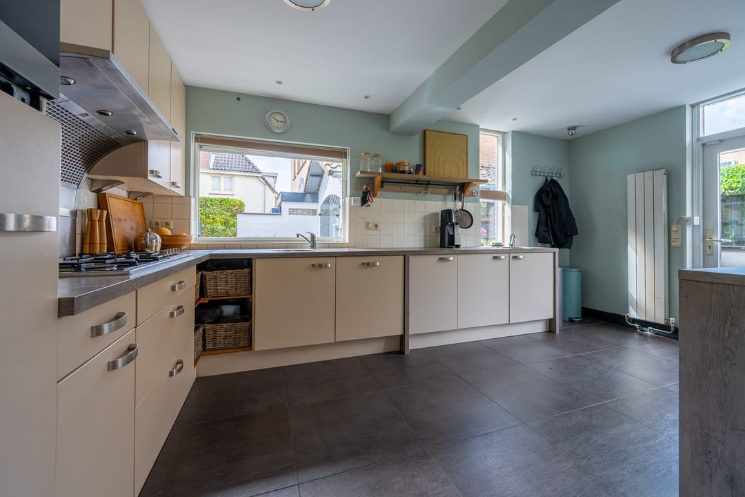Spacious Semi-Detached Family Home with Versatile Outbuilding in Green Zeist Location — 16