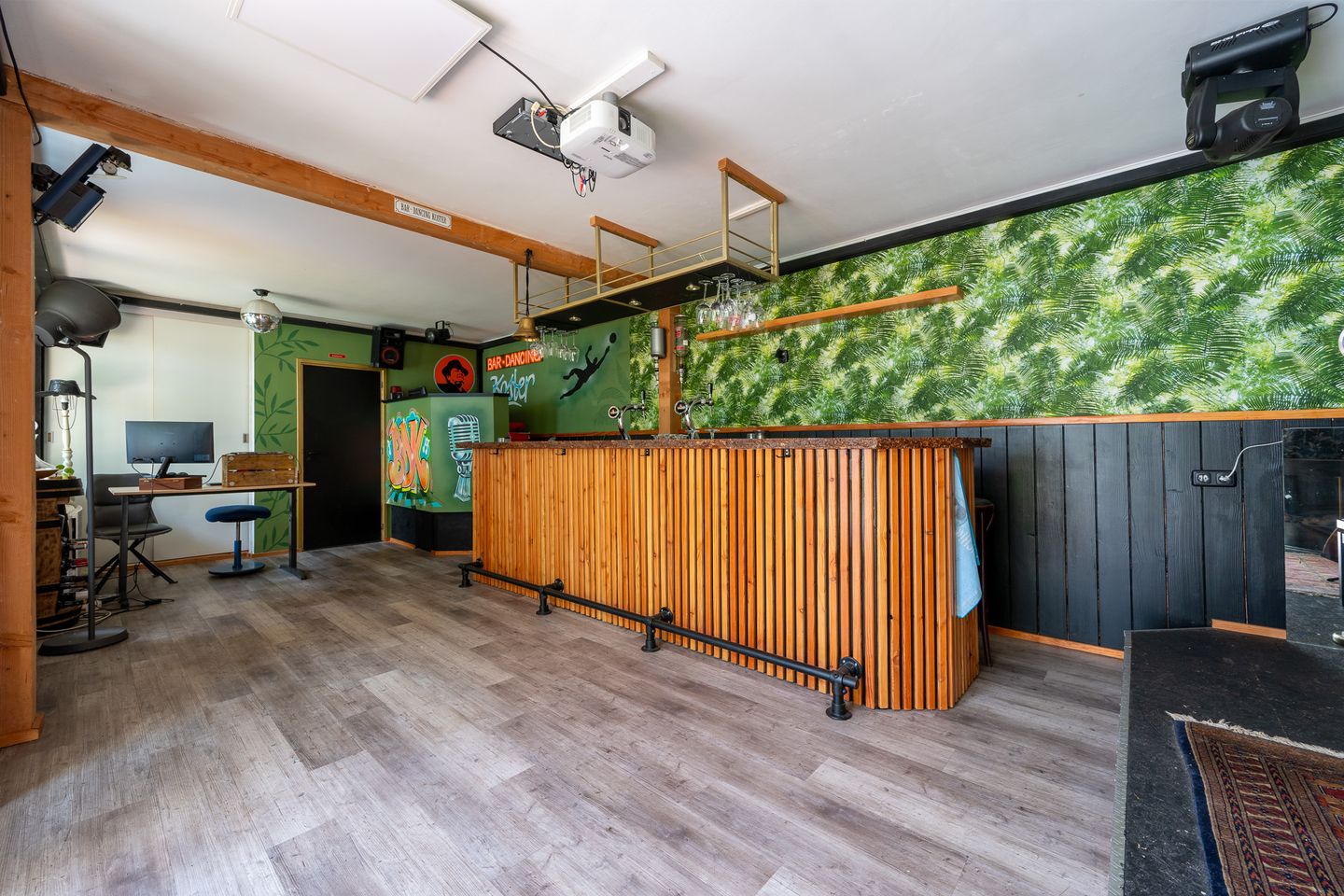 Spacious Semi-Detached Family Home with Versatile Outbuilding in Green Zeist Location — 50