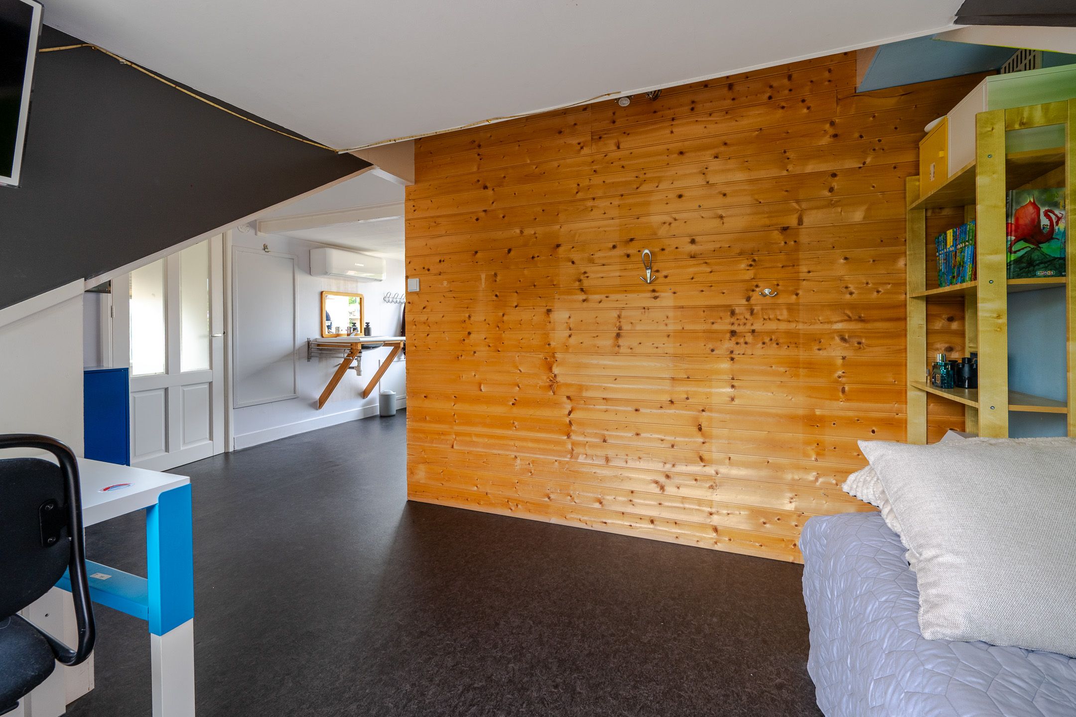 Spacious Semi-Detached Family Home with Versatile Outbuilding in Green Zeist Location — 36