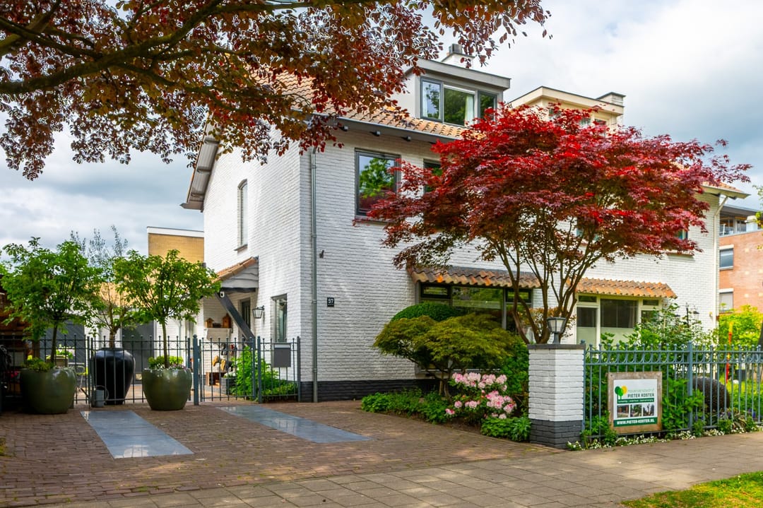 Spacious Semi-Detached Family Home with Versatile Outbuilding in Green Zeist Location