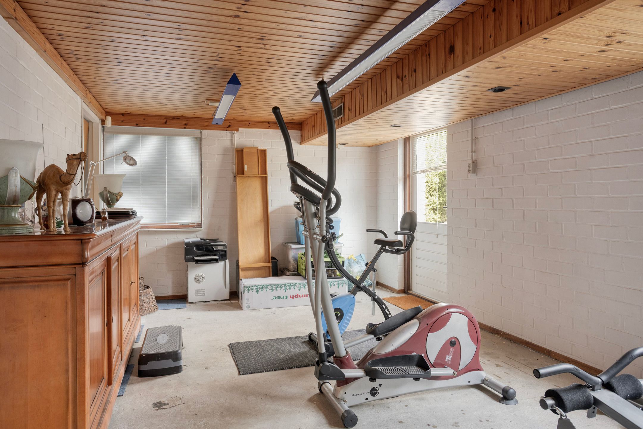 Spacious Split Level Home with Panoramic Views Near Woensdrecht — 33