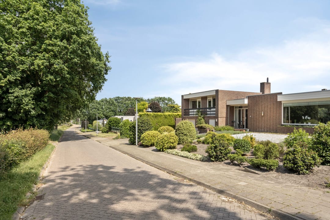 Spacious Split Level Home with Panoramic Views Near Woensdrecht — 43