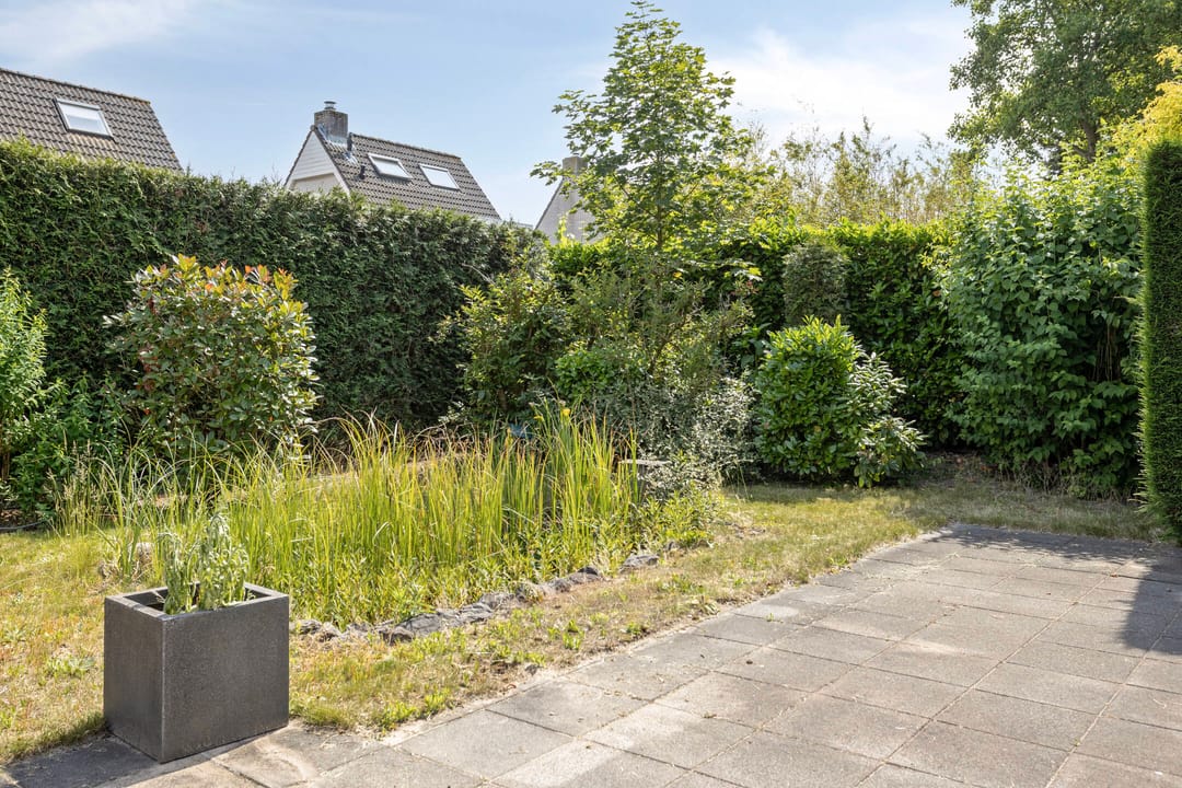 Spacious Split Level Home with Panoramic Views Near Woensdrecht — 37