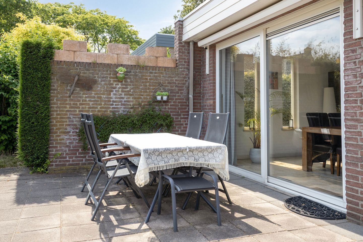 Spacious Split Level Home with Panoramic Views Near Woensdrecht — 34
