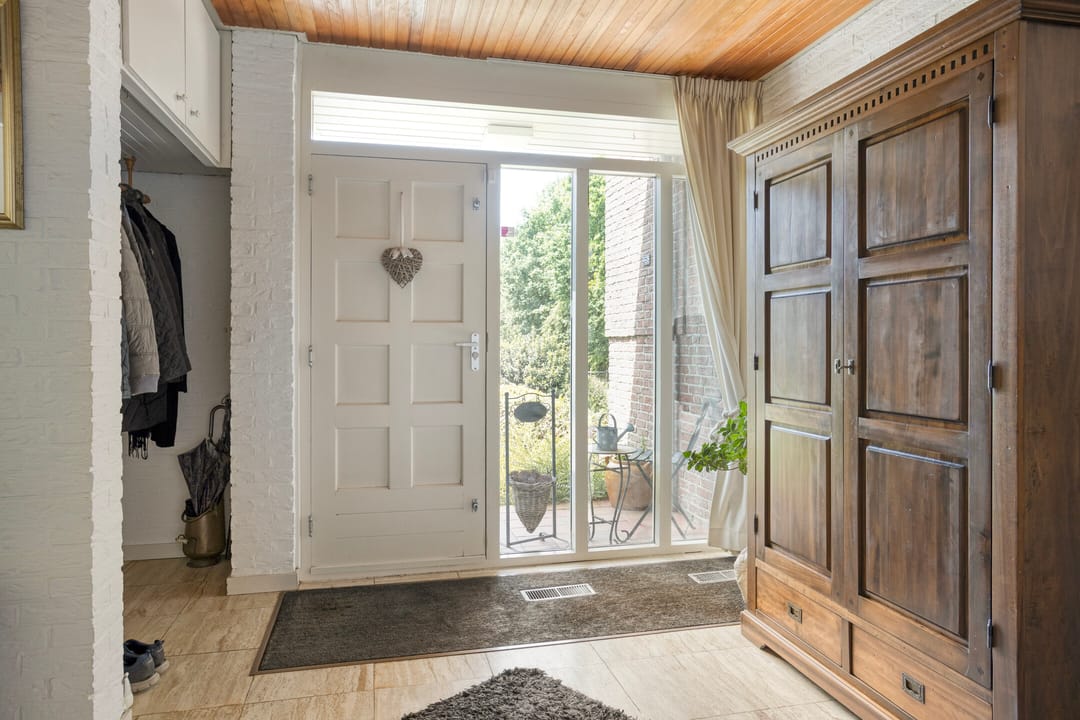 Spacious Split Level Home with Panoramic Views Near Woensdrecht — 17