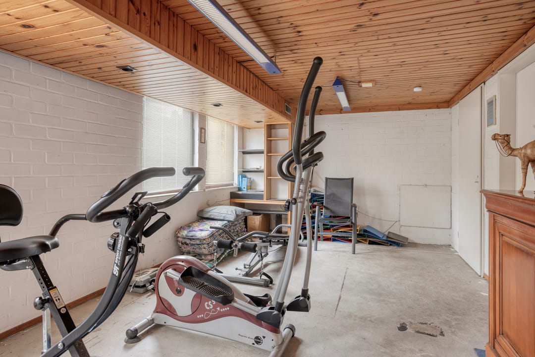 Spacious Split Level Home with Panoramic Views Near Woensdrecht — 32