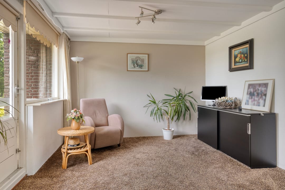 Spacious Split Level Home with Panoramic Views Near Woensdrecht — 22
