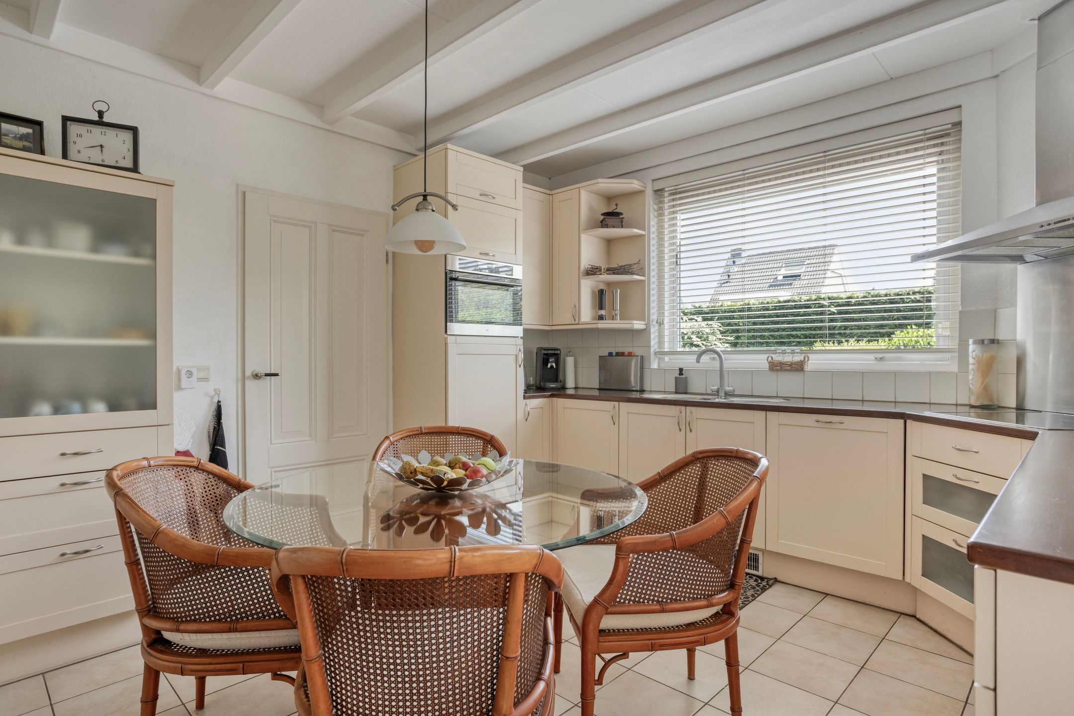 Spacious Split Level Home with Panoramic Views Near Woensdrecht — 12