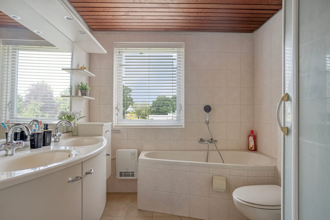 Spacious Split Level Home with Panoramic Views Near Woensdrecht — 28