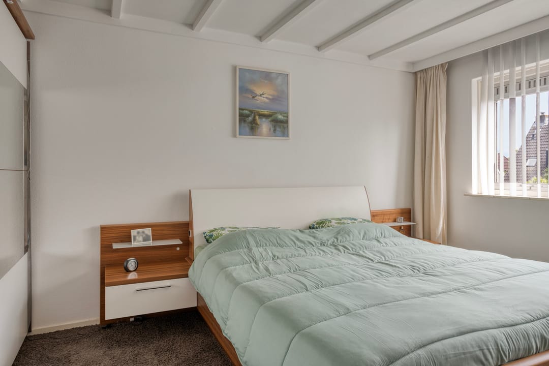Spacious Split Level Home with Panoramic Views Near Woensdrecht — 23