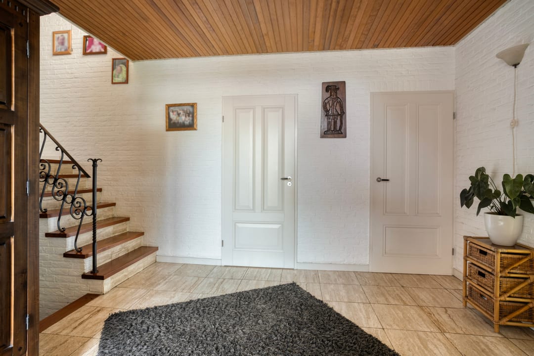 Spacious Split Level Home with Panoramic Views Near Woensdrecht — 16