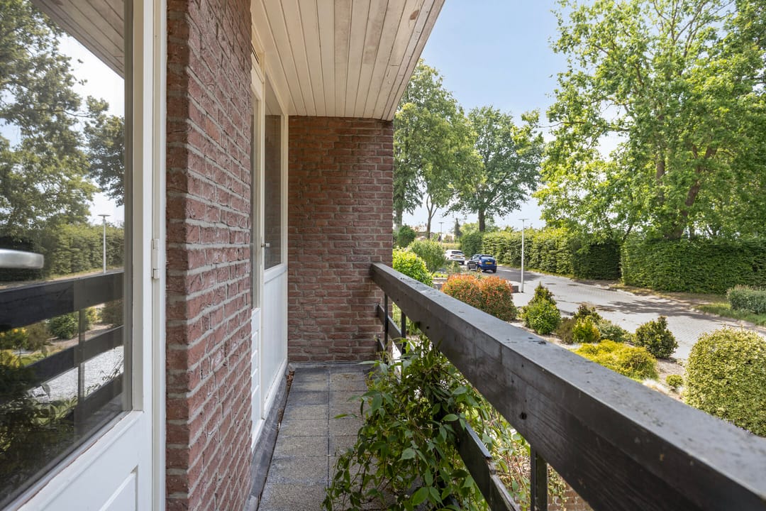 Spacious Split Level Home with Panoramic Views Near Woensdrecht — 31
