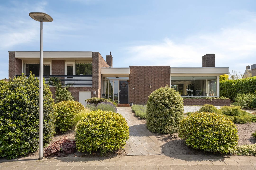 Spacious Split Level Home with Panoramic Views Near Woensdrecht — 41