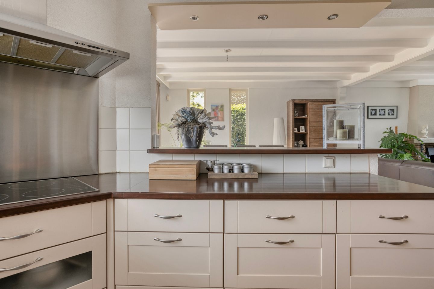 Spacious Split Level Home with Panoramic Views Near Woensdrecht — 14