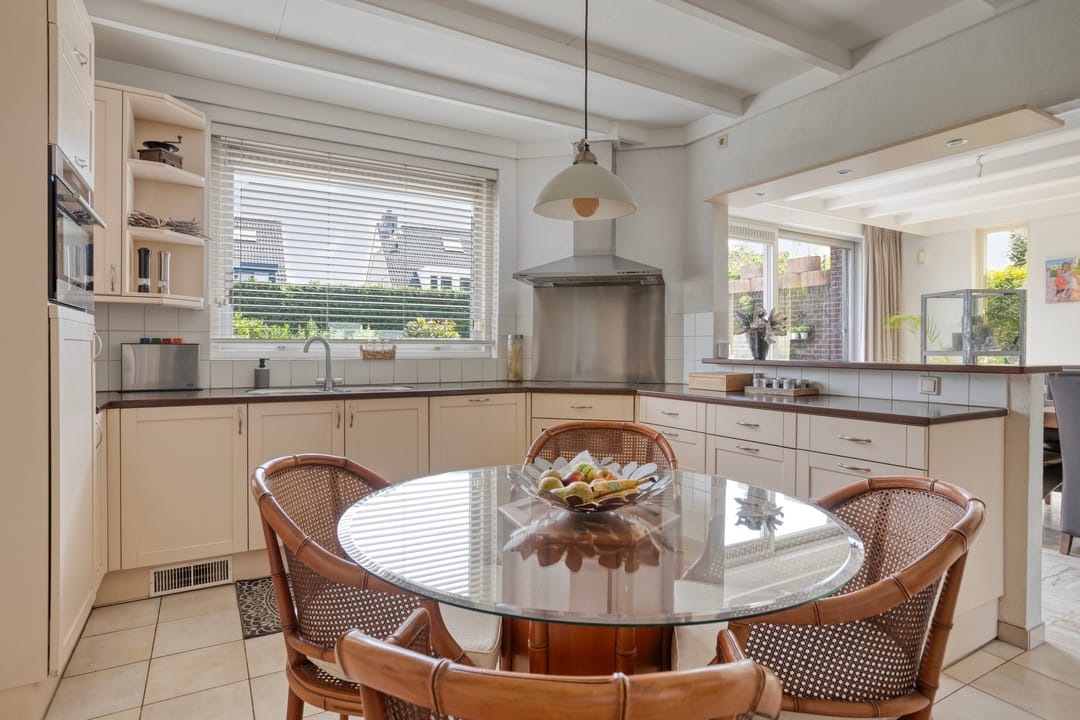 Spacious Split Level Home with Panoramic Views Near Woensdrecht — 13